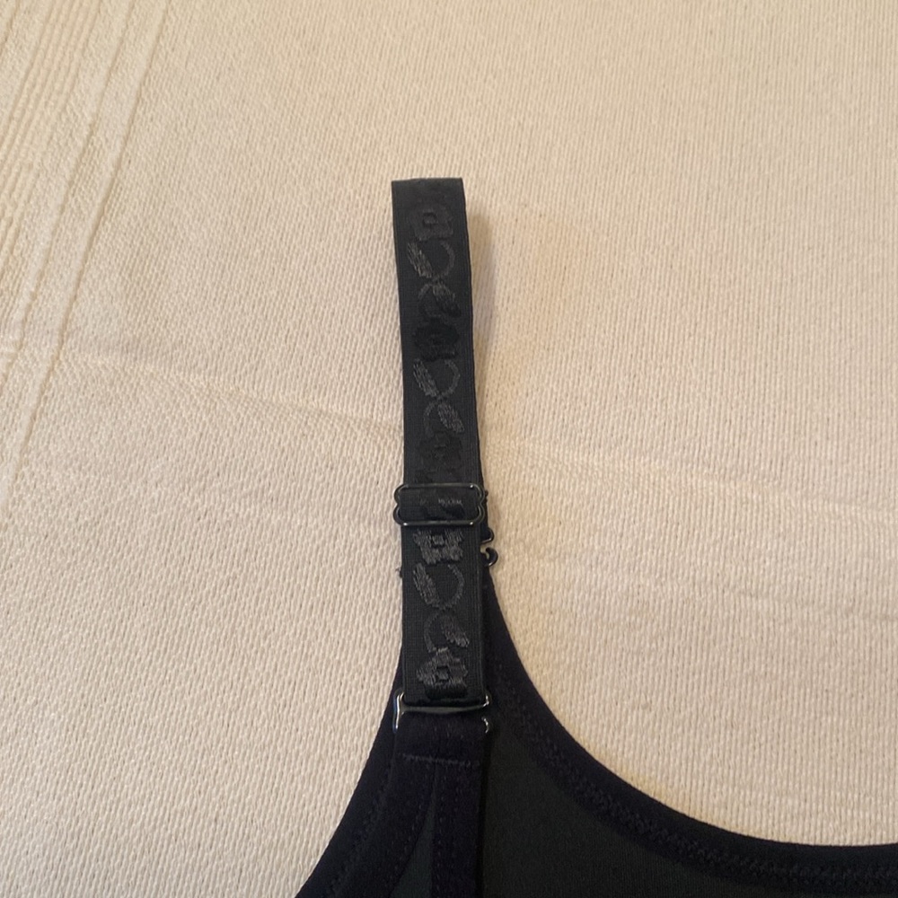 Black Shapewear adjustable straps and zipper back with 3 rows of eyelet hooks. - Picture 8 of 11